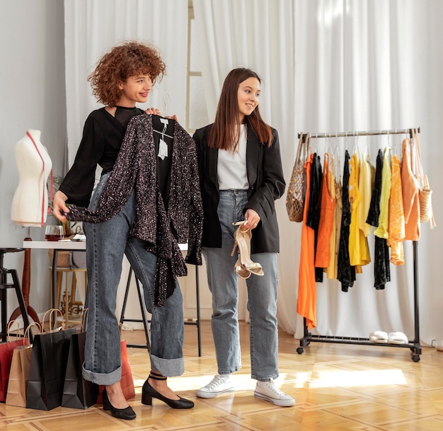 Vrouwen proberen kleren in de winkel