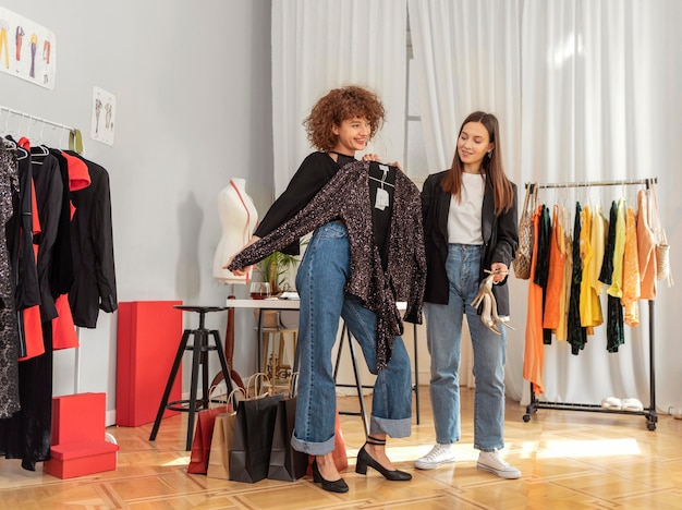 Vrouwen proberen kleren in de winkel