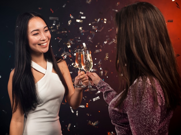 Vrouwen roosteren op feestje voor oudejaarsavond