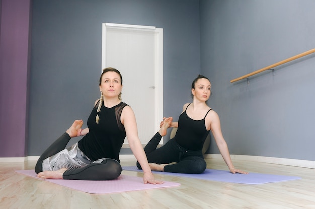 Vrouwen samen yoga doen
