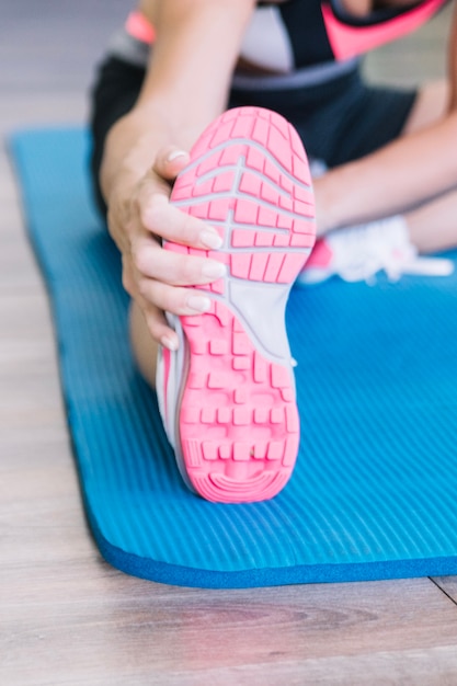 Gratis foto vrouwen sneaker op mat