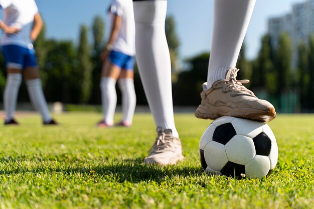 Vrouwen spelen in een voetbalteam