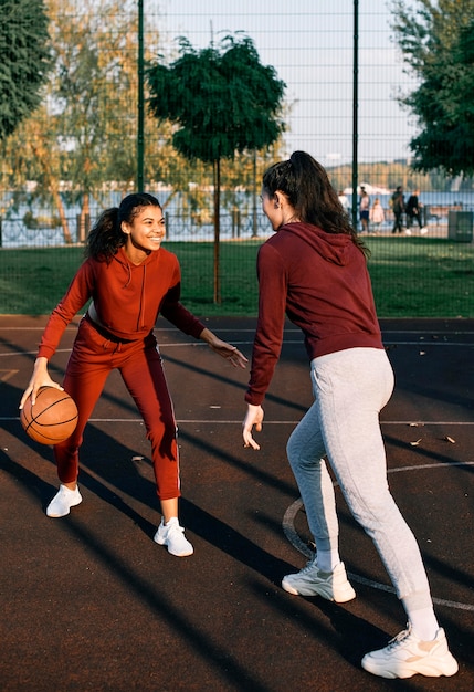 Vrouwen spelen samen een basketbalspel