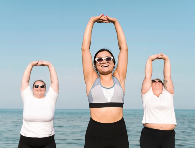 Vrouwen sporten naast de zee