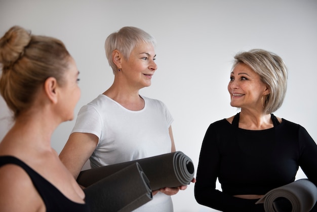 Vrouwen tijdens hun yogasessie