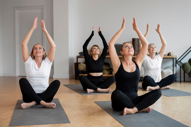 Vrouwen tijdens hun yogasessie