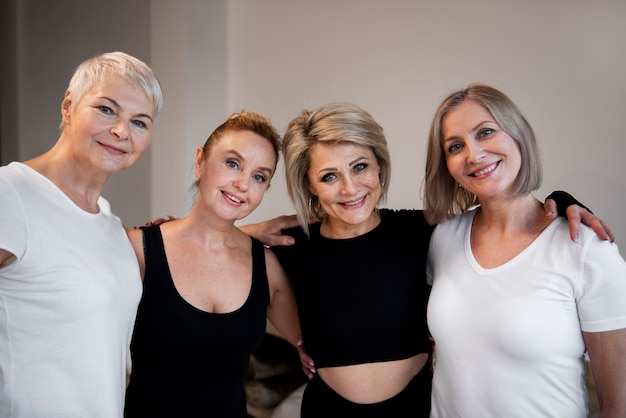 Vrouwen tijdens hun yogasessie