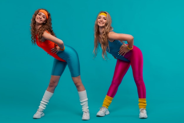 Gratis foto vrouwen trainen in een 80's outfit.