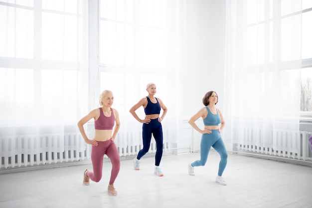 Vrouwen trainen samen full shot