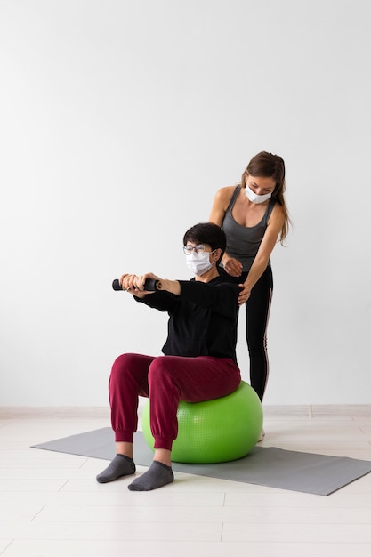 Vrouwen trainen samen na coronavirus met medische maskers