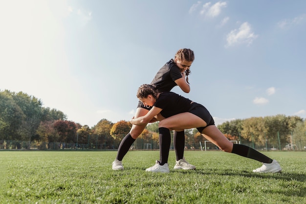 Vrouwen trainen voor een rugbywedstrijd