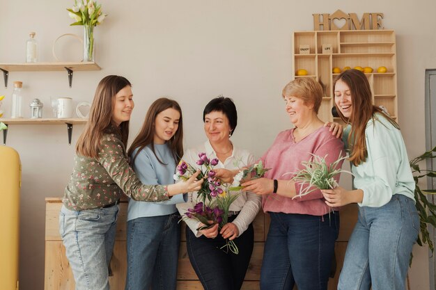Vrouwen van alle leeftijden kijken naar bloemen