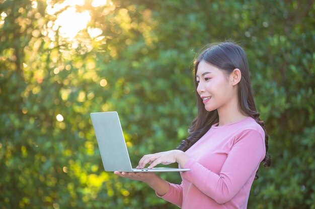 Vrouwen verkopen producten via sociale media