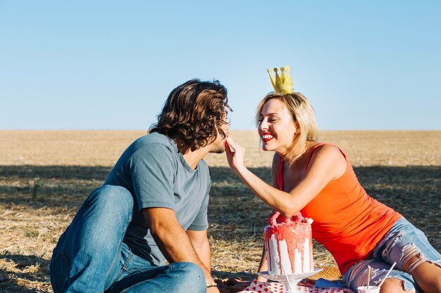 Vrouwen voedende man op picknick