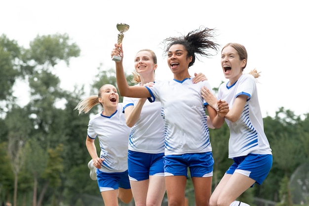 Vrouwen voetbalteam bedrijf beker