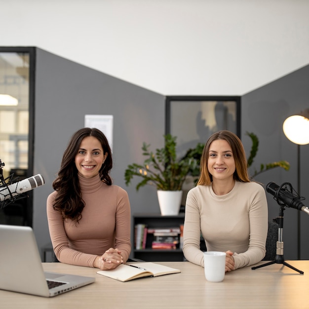 Vrouwen zenden samen op de radio uit