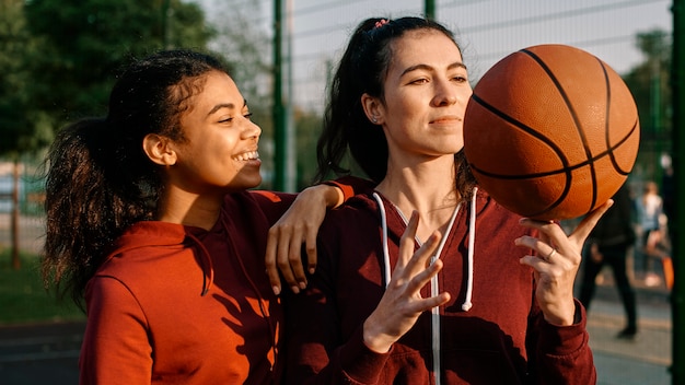 Gratis foto vrouwen zijn blij na een basketbalspel