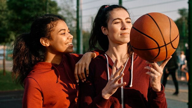 Vrouwen zijn blij na een basketbalspel