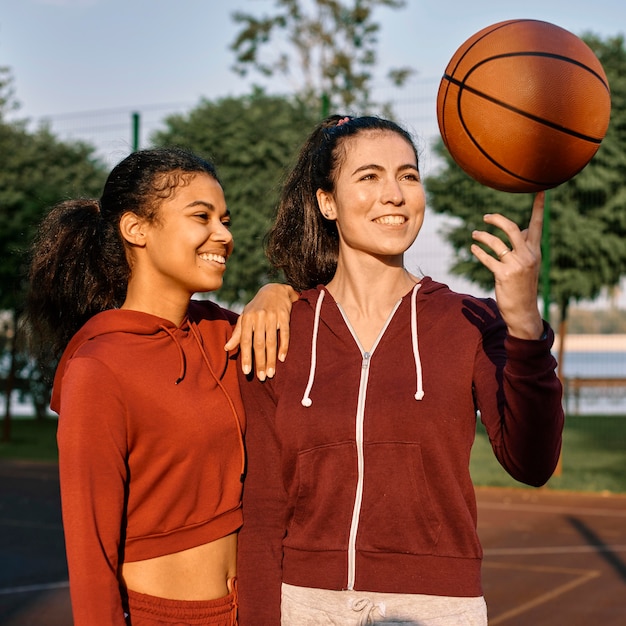 Vrouwen zijn blij na een basketbalspel