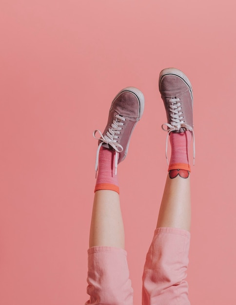 Vrouwenbenen in roze broek omhoog in de lucht