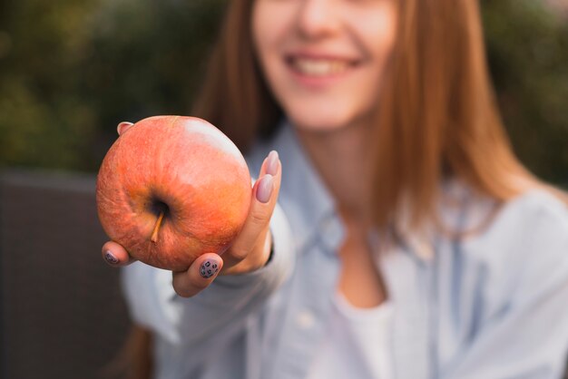 Vrouwenhand die een heerlijke appel aanbieden