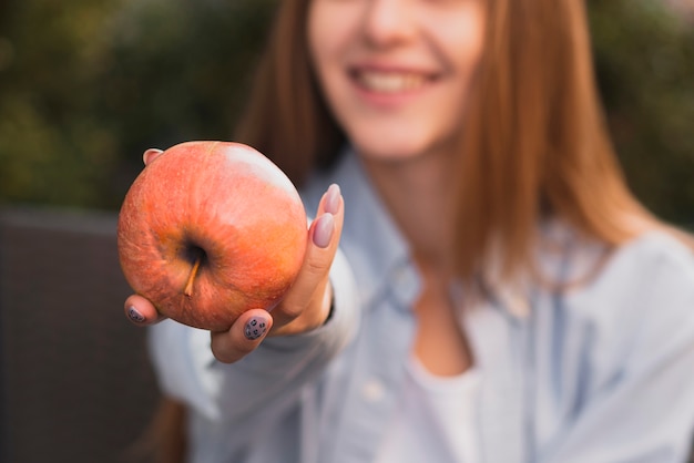 Vrouwenhand die een heerlijke appel aanbieden