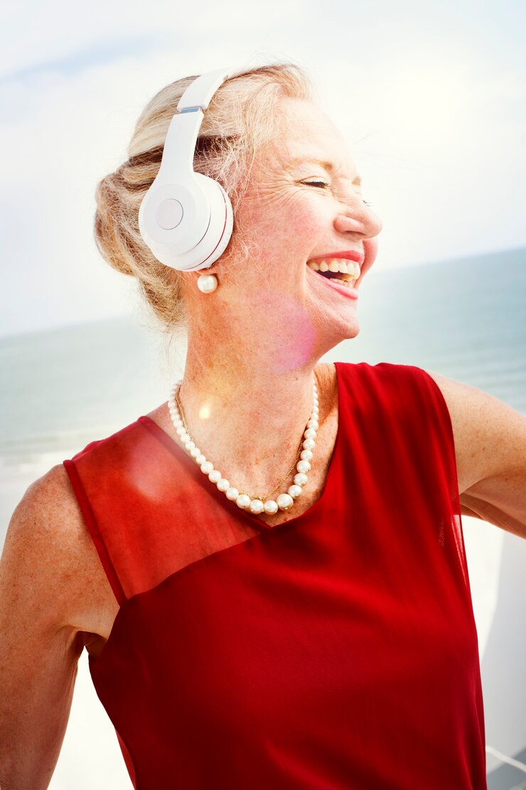 Gratis Foto vrouwenhoofdtelefoons het luisteren het concept van de muzieklevensstijl