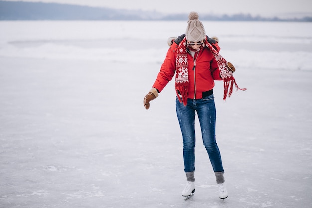 Vrouwenijs die bij het meer schaatsen