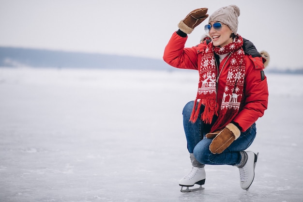 Vrouwenijs die bij het meer schaatsen