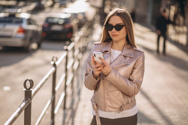 Vrouwenmodel die zich door de weg bevinden