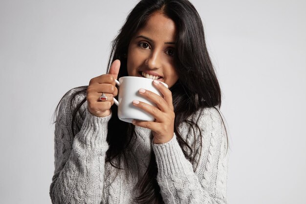 Vrouwenportret die warme drank drinken