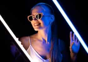 Gratis foto vrouwenportret met visuele effecten van blauwe lichten