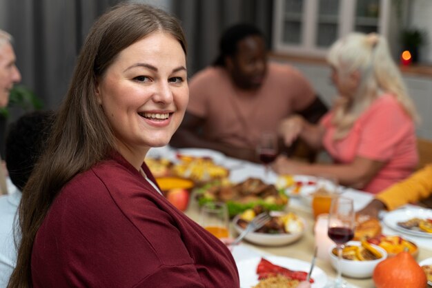 Vrouwenportret naast haar familie op Thanksgiving Day