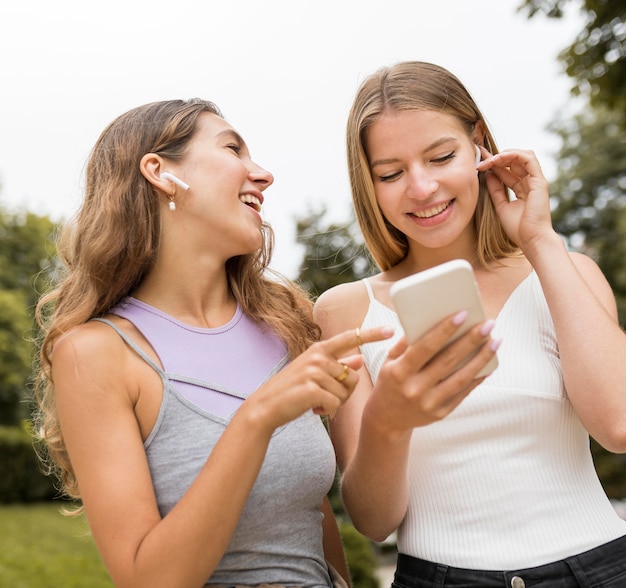 Vrouwenvrienden die mobiele telefoon bekijken