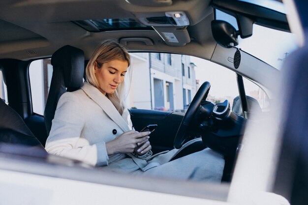 Vrouwenzitting binnen elektroauto terwijl het laden