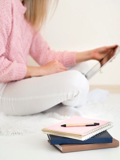 Vrouwenzitting in bed en het gebruiken van digitale tablet