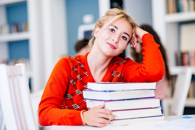 Vrouwenzitting met boeken in bibliotheek