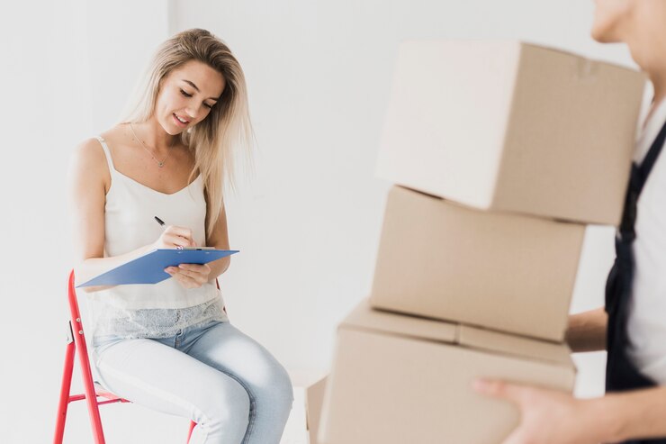 Gratis Foto vrouwenzitting op ladder planningsverhuizing