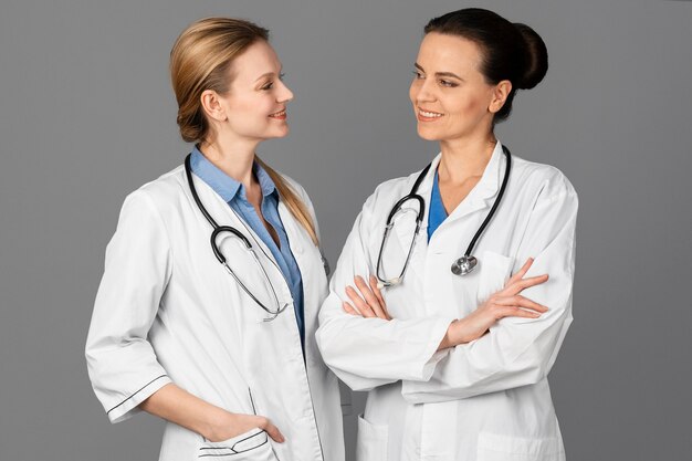 Vrouwtjes arts in het ziekenhuis met een stethoscoop