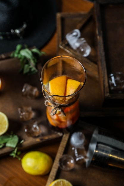 Vruchtentinctuur in de kleine kan sinaasappel-citroenalcohol