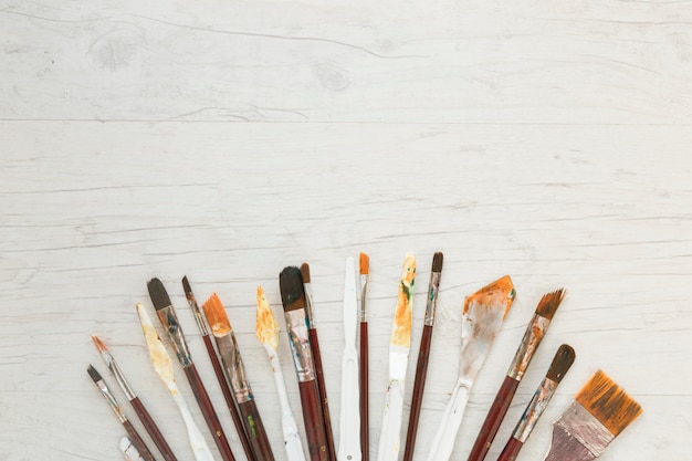 Vuile penselen en messen voor kunst