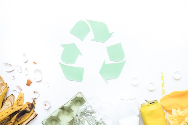 Gratis foto vuilnis lay-out met recycle logo