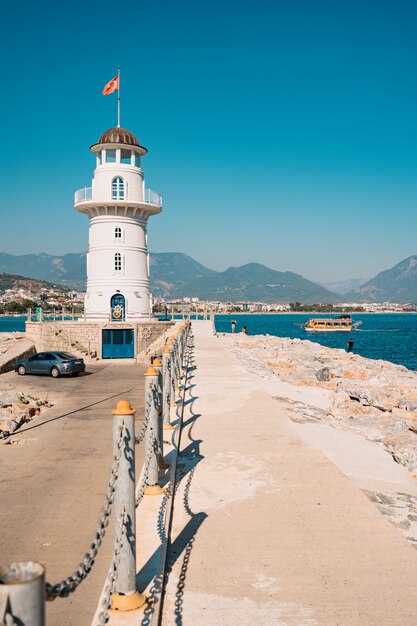 Vuurtoren in de haven. Turkije, Alanya.