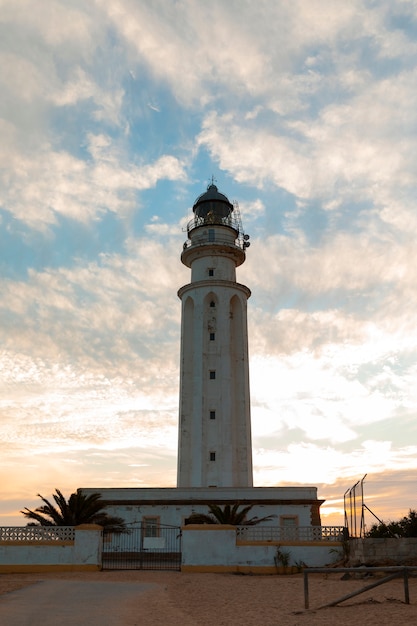 Gratis foto vuurtoren met een heldere hemel