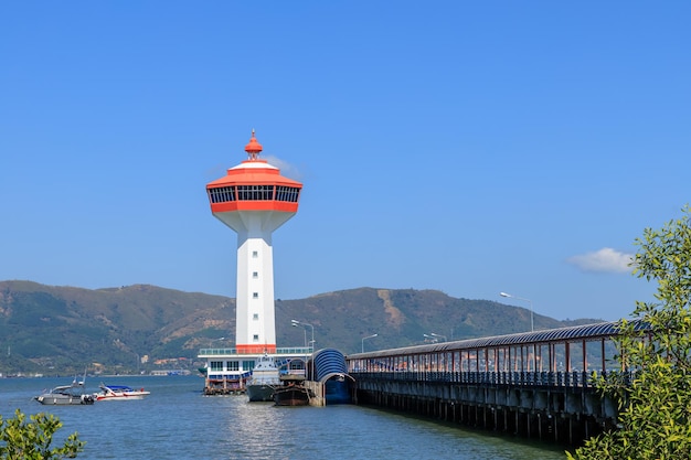 Vuurtoren op douane- en immigratiekantoor van de Andamanzee aan de grens met Myanmar Ranong Thailand