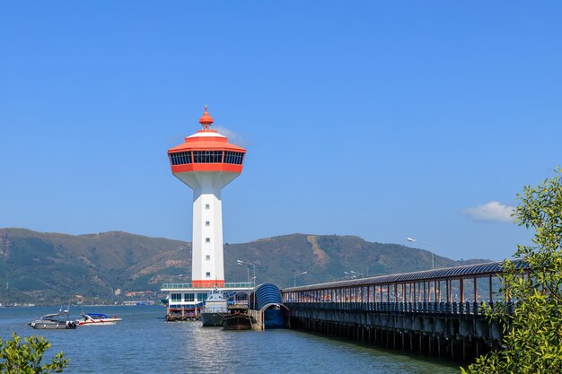 Vuurtoren op douane- en immigratiekantoor van de Andamanzee aan de grens met Myanmar Ranong Thailand