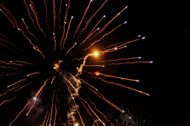 Vuurwerk vliegt als pijlen in de nachtelijke hemel