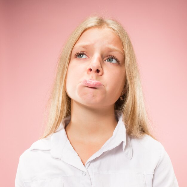 Waarom is dat. mooi vrouwelijk portret van halve lengte op trendy roze studio