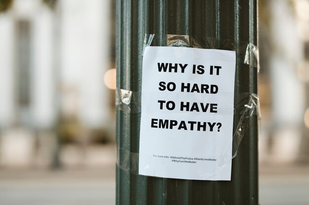 Waarom is het zo moeilijk om empathie te hebben, flyer op een paal in het centrum van Los Angeles. 1 JUL, 2020, LOS ANGELES, VS