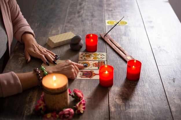 Waarzegster leest een toekomst door tarotkaarten op rustieke tafel